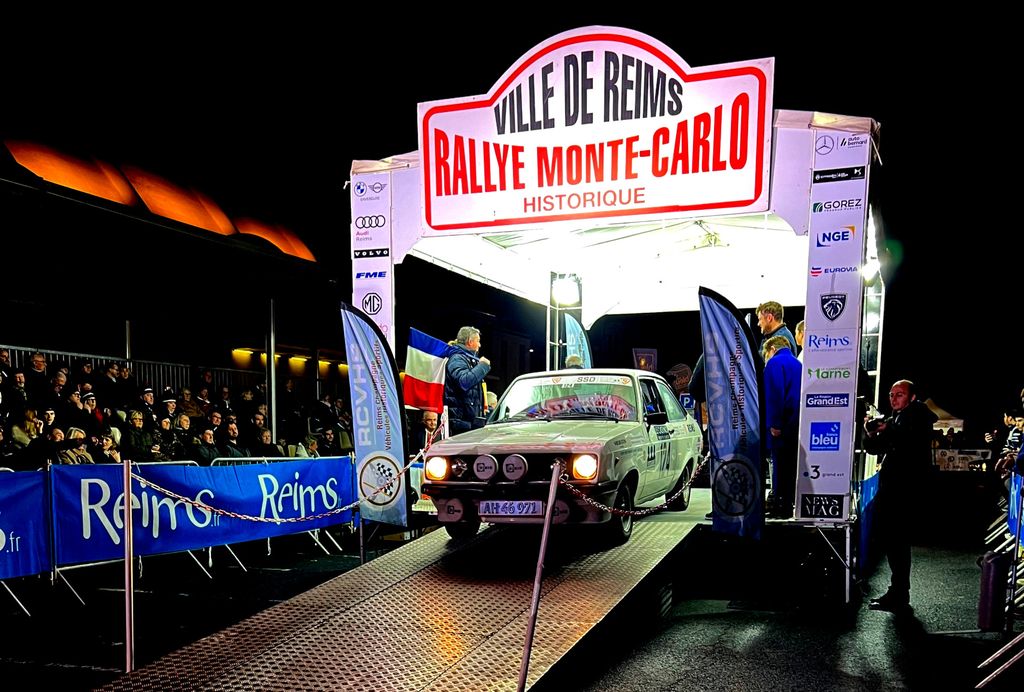 Michael Kristiansen fra Greve og Michael Andersen fra Tune har som de fleste danskere valgt at starte i Reims. Her ruller de deres Ford Escort RS 2000 fra 1977 ned ad startrampen
(Foto: Privat)